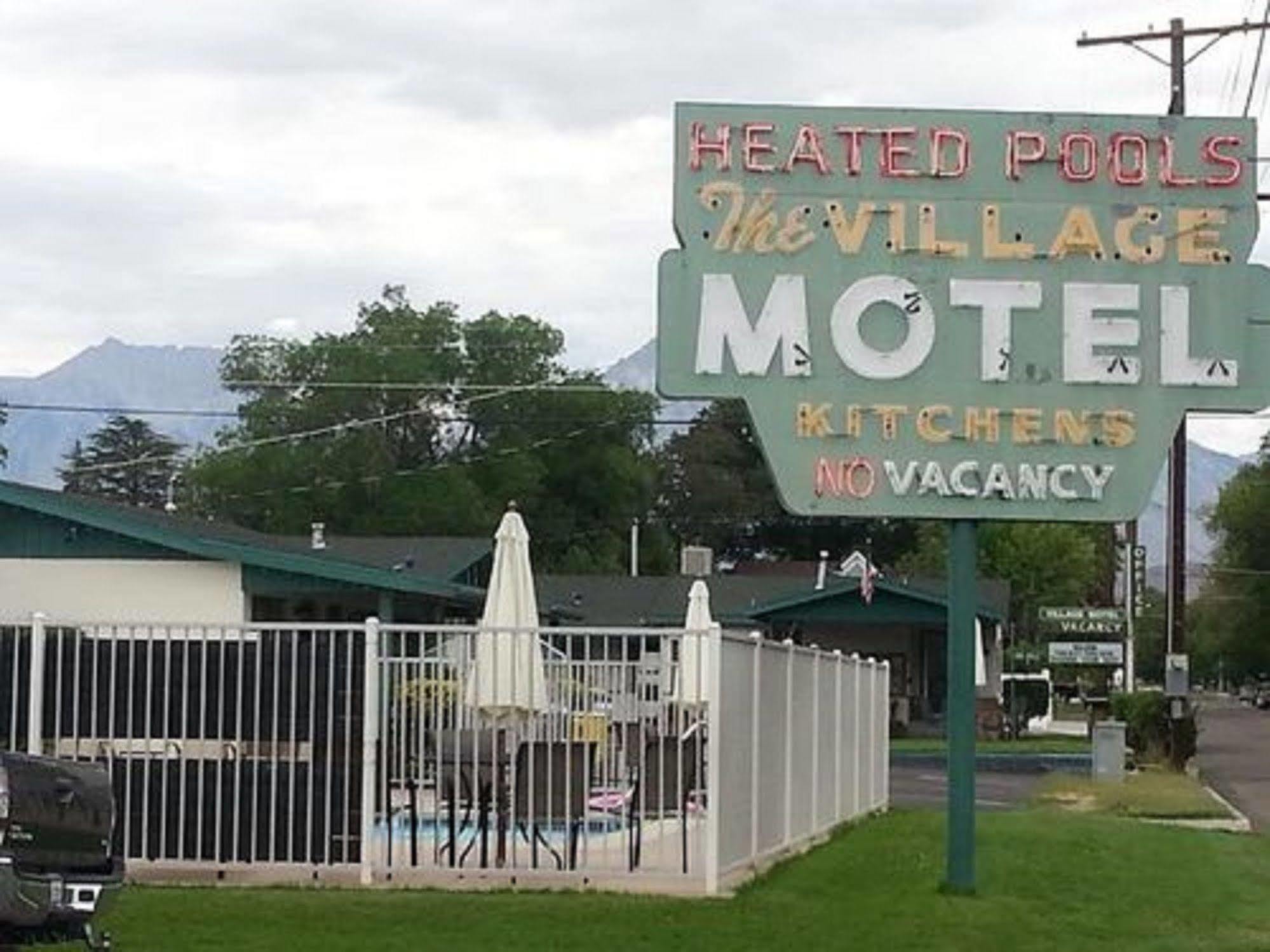 Bishop Village Motel Exteriör bild
