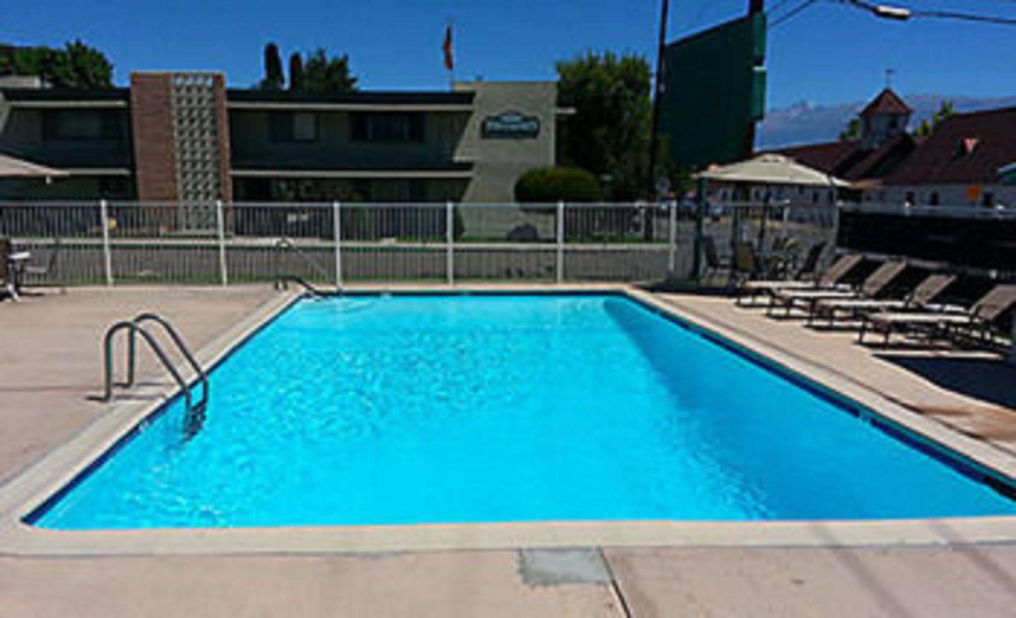 Bishop Village Motel Exteriör bild